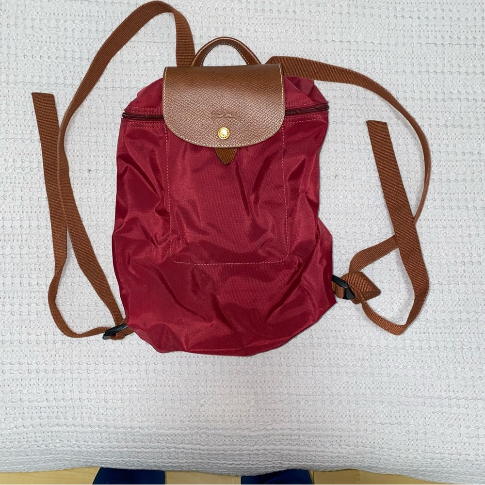 Le Pliage Longchamp back pack in maroon. Hardly user, in great condition.